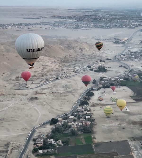 «في سماء الأقصر».. السياح يستمتعون بحضارة مصر القديمة بالبالون الطائر - 5 - سيناء الإخبارية