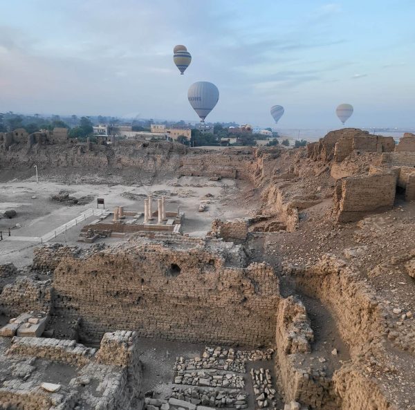 «في سماء الأقصر».. السياح يستمتعون بحضارة مصر القديمة بالبالون الطائر - 13 - سيناء الإخبارية