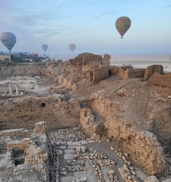 «في سماء الأقصر».. السياح يستمتعون بحضارة مصر القديمة بالبالون الطائر - 15 - سيناء الإخبارية