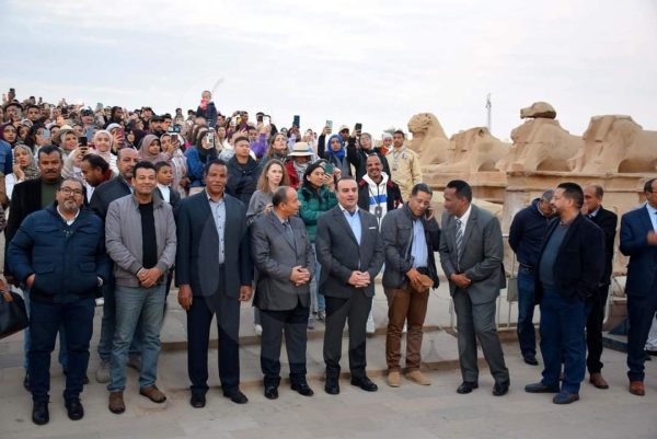 احتفال السياح بتعامد الشمس على مقصورة قدس الأقداس بالكرنك - 7 - سيناء الإخبارية