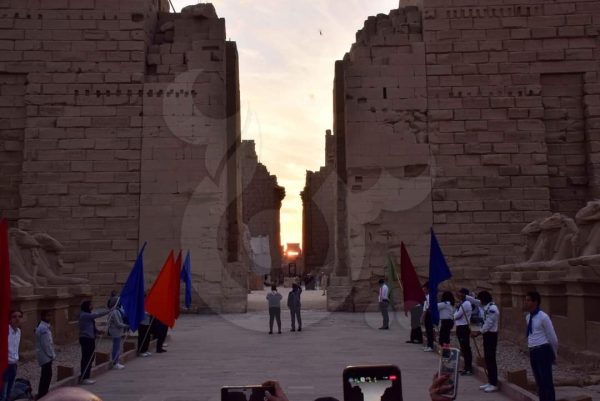 احتفال السياح بتعامد الشمس على مقصورة قدس الأقداس بالكرنك - 17 - سيناء الإخبارية