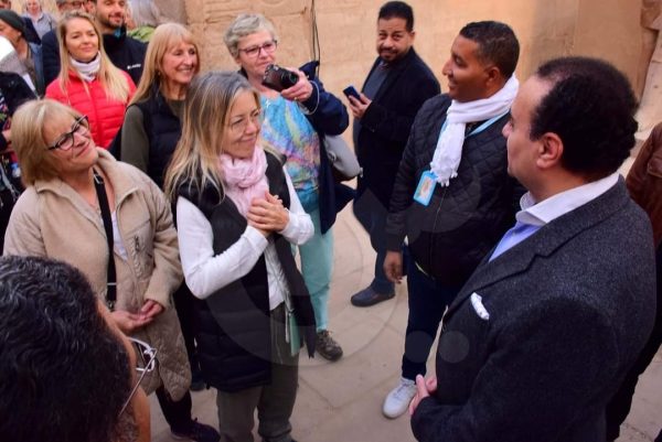 احتفال السياح بتعامد الشمس على مقصورة قدس الأقداس بالكرنك - 15 - سيناء الإخبارية