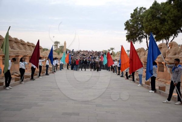 احتفال السياح بتعامد الشمس على مقصورة قدس الأقداس بالكرنك - 11 - سيناء الإخبارية
