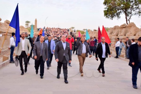 احتفال السياح بتعامد الشمس على مقصورة قدس الأقداس بالكرنك - 5 - سيناء الإخبارية