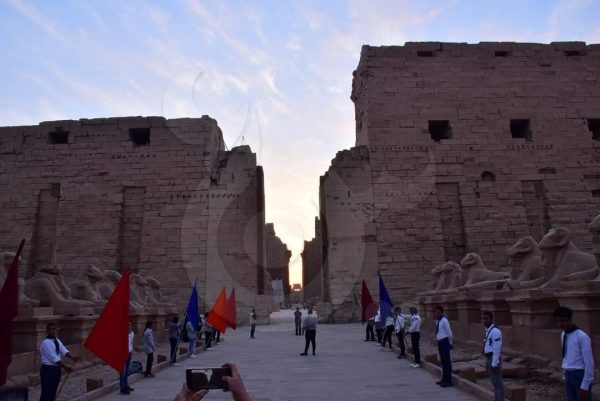 احتفال السياح بتعامد الشمس على مقصورة قدس الأقداس بالكرنك - 3 - سيناء الإخبارية