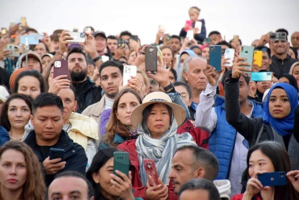 احتفال السياح بتعامد الشمس على مقصورة قدس الأقداس بالكرنك - 23 - سيناء الإخبارية