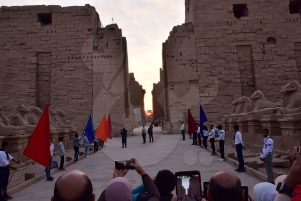 احتفال السياح بتعامد الشمس على مقصورة قدس الأقداس بالكرنك - 1 - سيناء الإخبارية