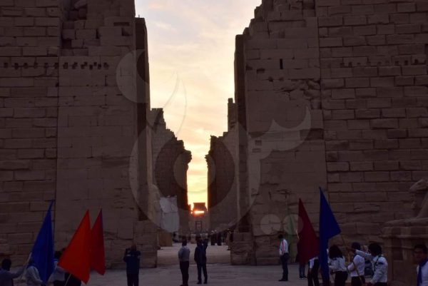 احتفال السياح بتعامد الشمس على مقصورة قدس الأقداس بالكرنك - 25 - سيناء الإخبارية
