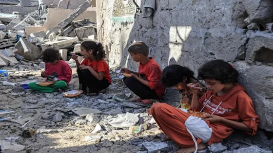 يأكلون العشب والأغذية منتهية الصلاحية.. الجوع سلاح إسرائيل الأخير ضد أهالي غزة