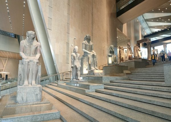 «جاءت ثم كان التاريخ».. مصر تسارع للانتهاء من أعظم الصروح التاريخية في العالم.. آلاف القطع الأثرية تزين المتحف الكبير.. وكنوز توت غنخ آمون ومركب خوفو من أبرز المقتنيات - 1 - سيناء الإخبارية