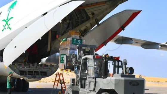وصول طائرة سعودية تحمل 9 أطنان مساعدات لغزة إلى مطار العريش