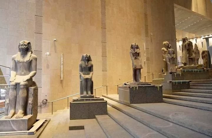 «جاءت ثم كان التاريخ».. مصر تسارع للانتهاء من أعظم الصروح التاريخية في العالم.. آلاف القطع الأثرية تزين المتحف الكبير.. وكنوز توت غنخ آمون ومركب خوفو من أبرز المقتنيات - 9 - سيناء الإخبارية