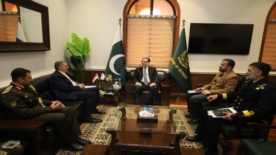 السفير المصري في إسلام آباد يلتقى وزير الدفاع والإنتاج الدفاعى الباكستانى