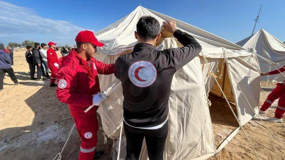 الهلال الأحمر المصري يشارك نظيره الفلسطيني في تجهيز مخيم إيواء النازحين