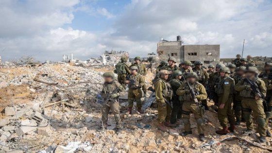 رئيس اركان جيش الاحتلال في مكان انهيار مباني حيث قتل أكثر من 20 جندي