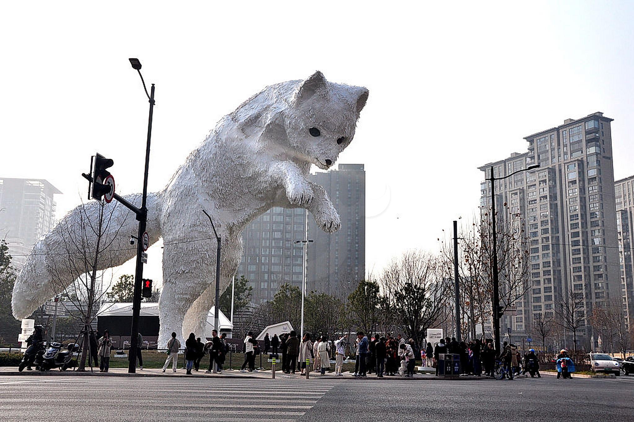 مجسم عملاق للثعلب القطبي بميدان في الصين