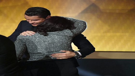 كرستيانو رونالدو يحتضن والدته 