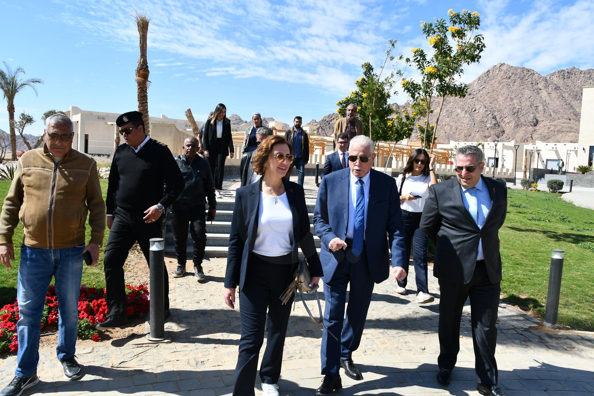 محافظ جنوب سيناء يصطحب وزيرة السياحة المغربية في جولة بمدينة شرم الشيخ 