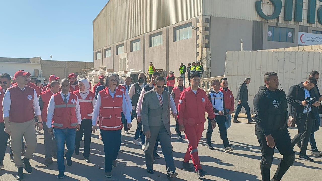 رئيس الاتحاد الدولي لجمعيات الصليب الأحمر تزور معبر رفح وتتفقد المساعدات بالعريش
