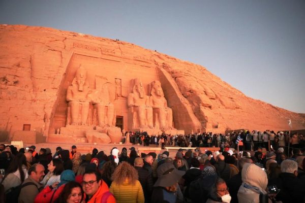 أشعة الشمس تتعامد على وجه رمسيس.. وتخترق قدس الأقداس في حضور آلاف السائحين - 27 - سيناء الإخبارية