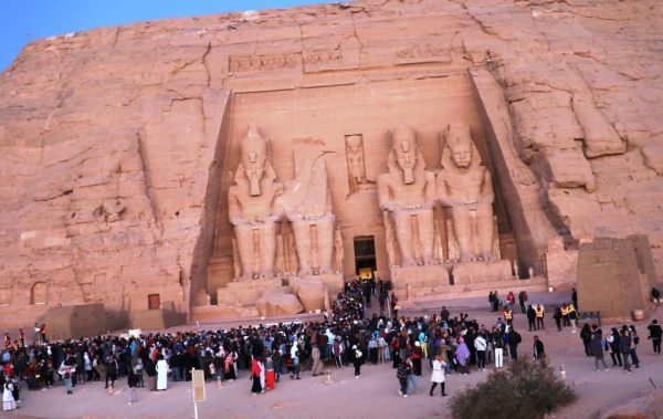 أشعة الشمس تتعامد على وجه رمسيس.. وتخترق قدس الأقداس في حضور آلاف السائحين - 31 - سيناء الإخبارية