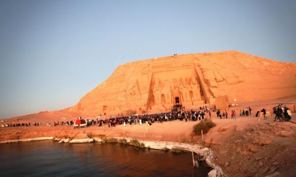 أشعة الشمس تتعامد على وجه رمسيس.. وتخترق قدس الأقداس في حضور آلاف السائحين - 33 - سيناء الإخبارية