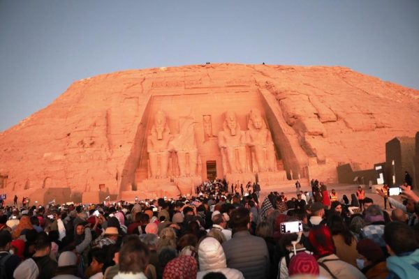 أشعة الشمس تتعامد على وجه رمسيس.. وتخترق قدس الأقداس في حضور آلاف السائحين - 35 - سيناء الإخبارية