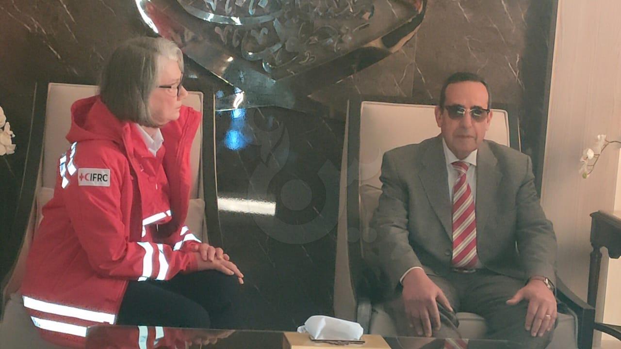 رئيس الاتحاد الدولي لجمعيات الصليب الأحمر تزور معبر رفح وتتفقد المساعدات بالعريش