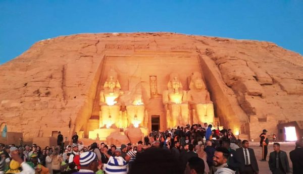 أشعة الشمس تتعامد على وجه رمسيس.. وتخترق قدس الأقداس في حضور آلاف السائحين - 5 - سيناء الإخبارية