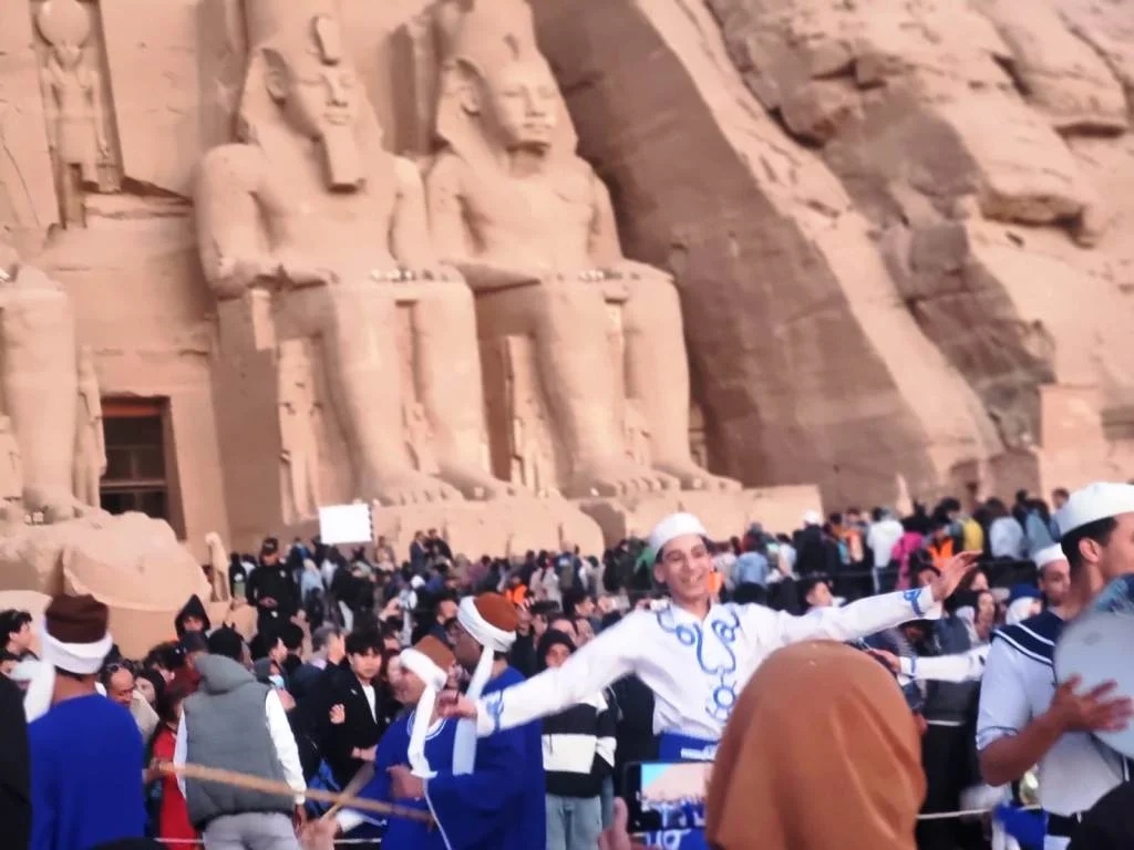 أشعة الشمس تتعامد على وجه رمسيس.. وتخترق قدس الأقداس في حضور آلاف السائحين - 17 - سيناء الإخبارية