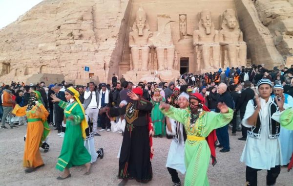 أشعة الشمس تتعامد على وجه رمسيس.. وتخترق قدس الأقداس في حضور آلاف السائحين - 19 - سيناء الإخبارية