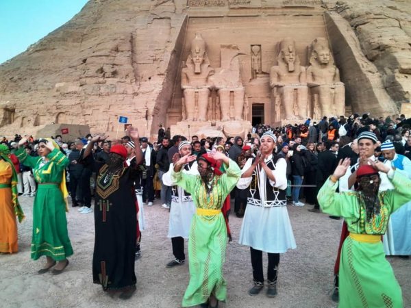 أشعة الشمس تتعامد على وجه رمسيس.. وتخترق قدس الأقداس في حضور آلاف السائحين - 23 - سيناء الإخبارية