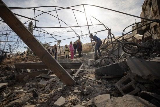 الاحتلال يواصل جرائمه باستهداف الأطفال والنساء.. المدفعية مدعومة بالطائرات الحربية تقصف المنازل والمساجد في رفح - 17 - سيناء الإخبارية