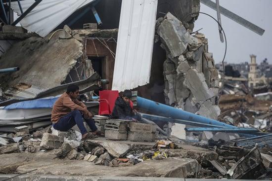 مأساة إنسانية في مخيم النصيرات بعد مقتل 6 من موظفي الأونروا في غارتين إسرائيليتين - 3 - سيناء الإخبارية