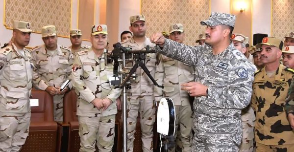 رئيس الأركان يتفقد نظم وأساليب التدريب القتالى للفرد المقاتل بقيادة قوات الصاعقة - 5 - سيناء الإخبارية