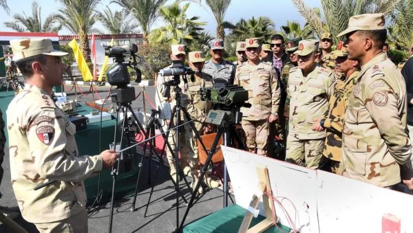 رئيس الأركان يتفقد نظم وأساليب التدريب القتالى للفرد المقاتل بقيادة قوات الصاعقة - 7 - سيناء الإخبارية