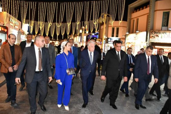 وزير التنمية المحلية ومحافظ جنوب سيناء في جولة بسوق بشرم الشيخ - 2 - سيناء الإخبارية وزير التنمية المحلية ومحافظ جنوب سيناء في جولة بسوق بشرم الشيخ - 1 - سيناء الإخبارية