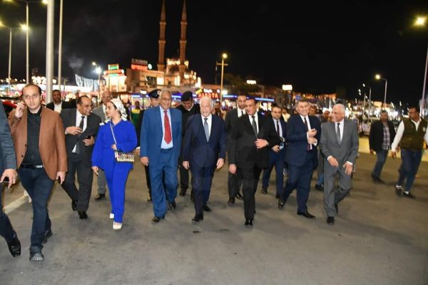 وزير التنمية المحلية ومحافظ جنوب سيناء في جولة بسوق بشرم الشيخ - 7 - سيناء الإخبارية