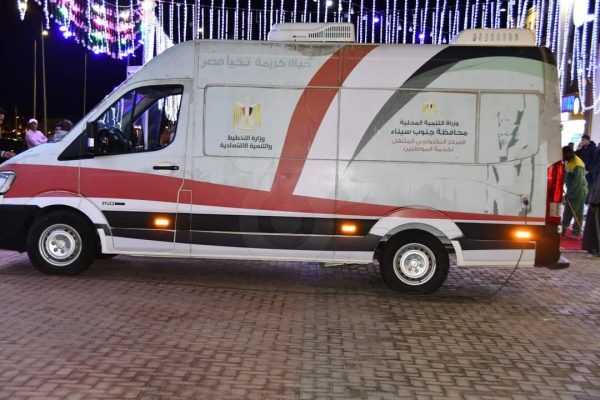 وزير التنمية المحلية ومحافظ جنوب سيناء يتفقدان سيارة المركز التكنولوجي - 9 - سيناء الإخبارية