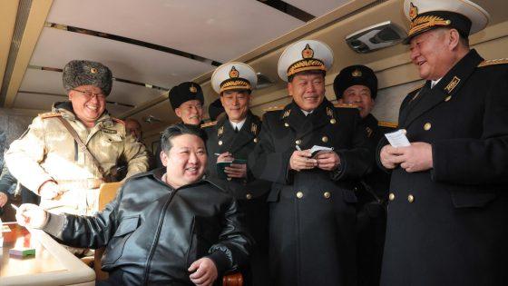 زعيم كوريا الشمالية يشرف على اختبار صاروخ أرض بحر
