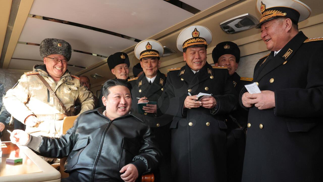 زعيم كوريا الشمالية يشرف على اختبار صاروخ أرض بحر