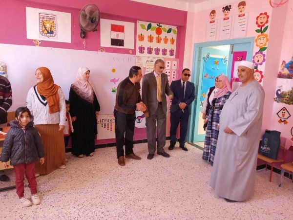 وفد مجلس الآباء بطور سيناء يزور مدرسة الفيروز في أول يوم دراسي - 3 - سيناء الإخبارية