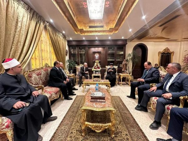محافظ جنوب سيناء يزور الأنبا أبوللو للاطمئنان على صحته بعد جراحة ناجحة - 3 - سيناء الإخبارية