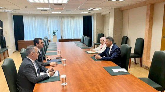 سفير مصر بأثينا يبحث مع وزير الاستثمار اليوناني الإعداد لزيارة وفد رجال أعمال يونانيين لمصر