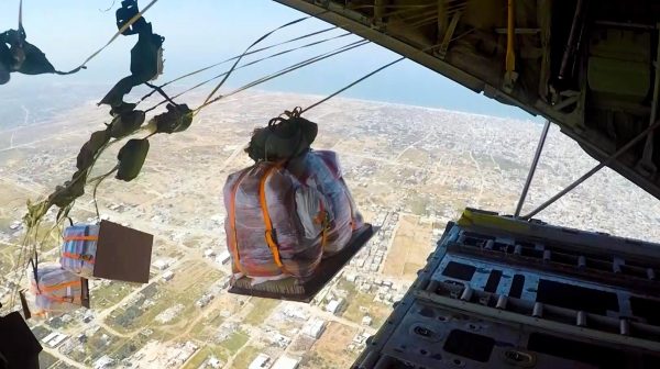 مصر تستمر في دعم الفلسطينيين باسقاط مساعدات إنسانية على قطاع غزة - 7 - سيناء الإخبارية