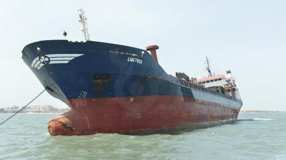 صور| وحدات إنقاذ قناة السويس تنقذ سفينة بضائع من الغرق وتمنع كارثة بيئية