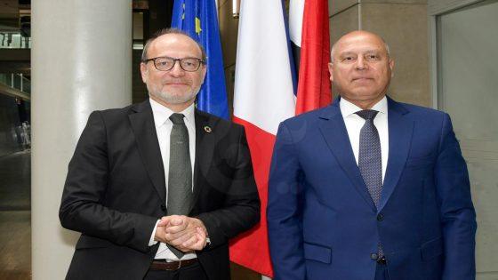 وزير النقل يلتقي رئيس الوكالة الفرنسية لبحث التعاون في مجال السكك الحديدية