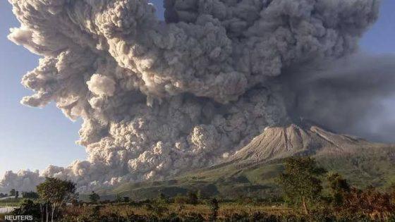 حمم بركان إيبو تغطي سماء إندونيسيا .. ومخاوف من رماد وأمطار بركانية