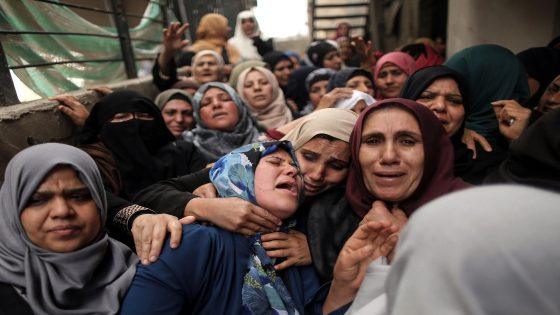 بكاء علي الشهداء ضحايا غزة