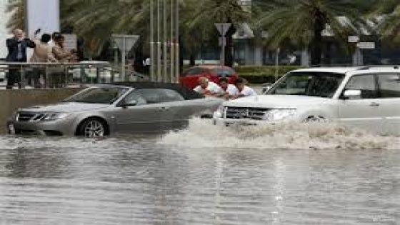 الإمارات تحت الماء.. الشوارع تغرق في أكبر كمية أمطار منذ 75 عاما.. وفوضى في المطارات